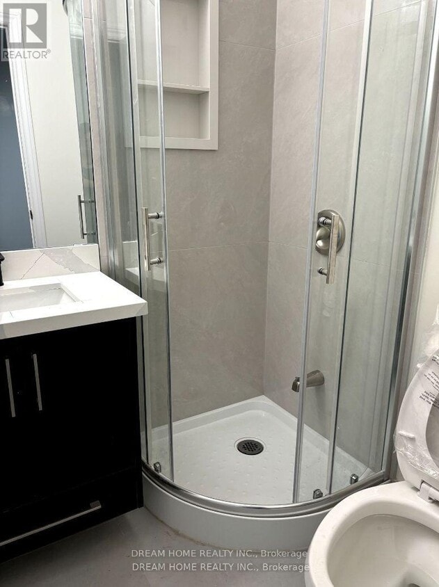 Photo du bâtiment - 643-643 Bathurst St