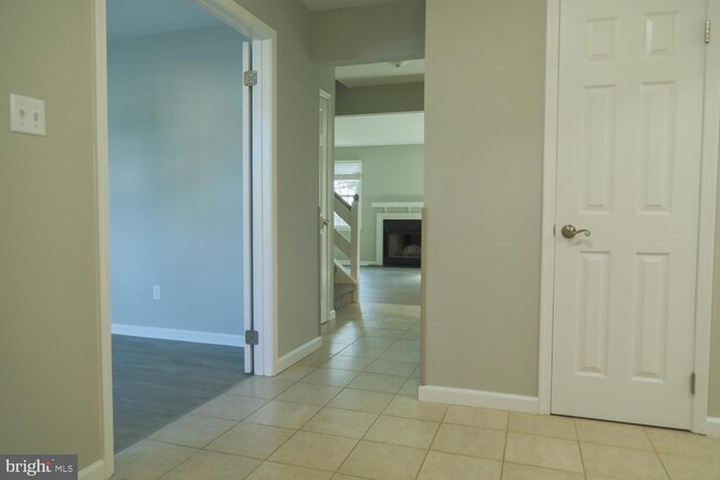 Building Photo - 921 Samantha Cir