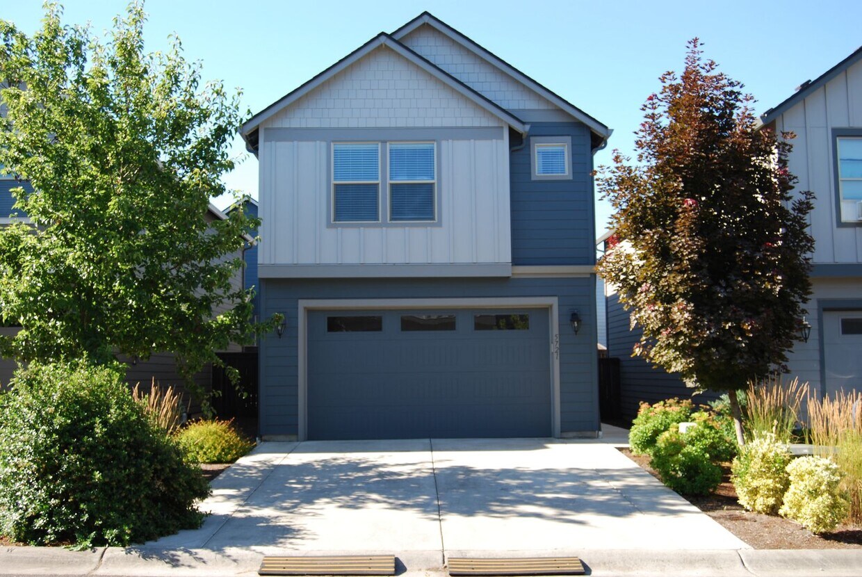 Foto principal - Great Suburban 3 Bed 2.5 Bath Home in Minn...