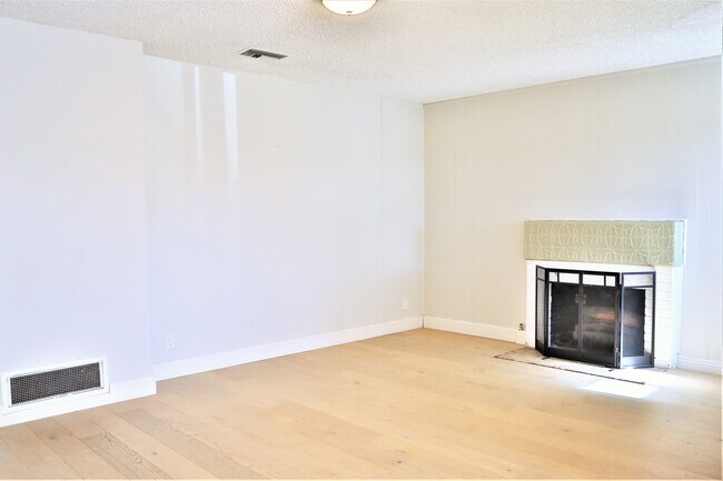 Foto del edificio - 169 W Le Roy Ave