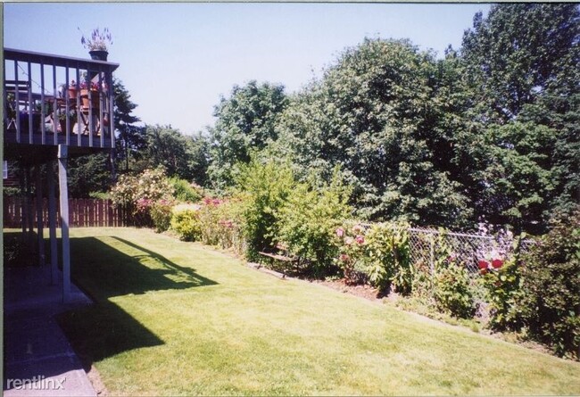 Foto del edificio - 1 br, 1 bath Apartment - 826 W Nickerson St
