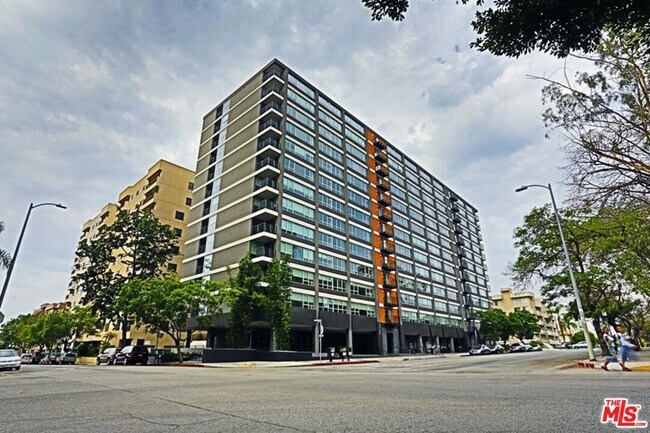 Foto del edificio - 3458 W 7th St