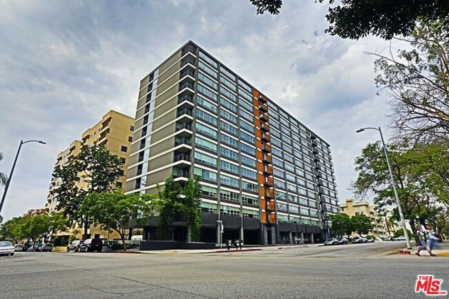 Foto del edificio - 3460 W 7th St