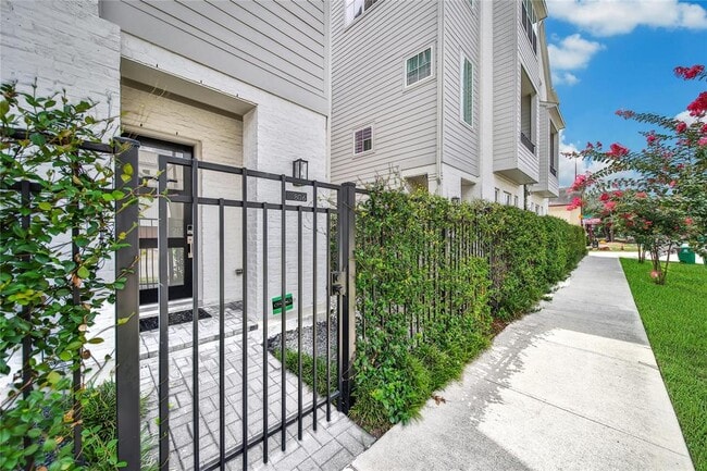 Building Photo - 806 Detering St