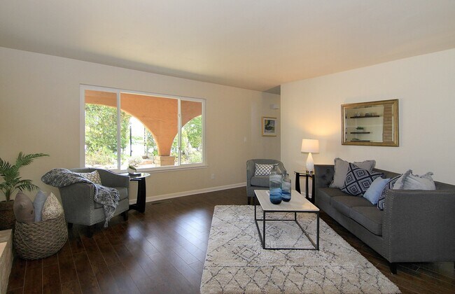 Foto del edificio - Upper Westside Santa Cruz - 4 BR, 2.5 BA h...