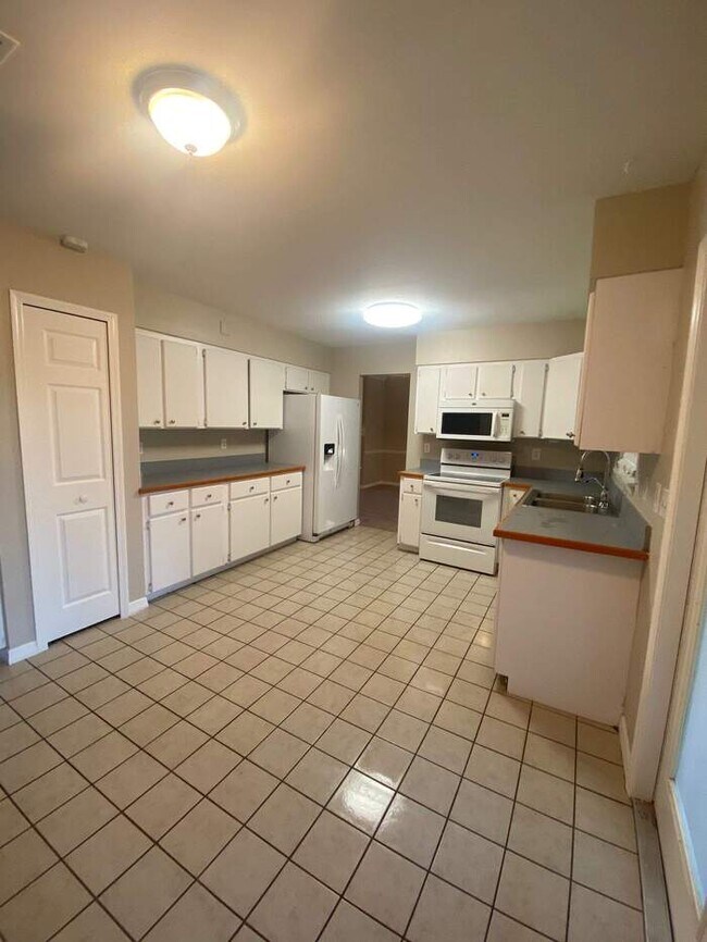 Building Photo - NOW AVAILABLE! - 3924 Hunters Ridge Way, T...