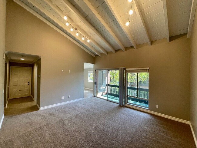 Building Photo - Great 2B/2BA Condo in Rancho Bernardo w/ W...