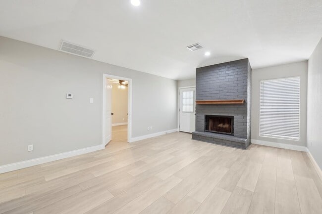 Building Photo - Woodland Park Townhomes