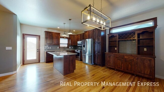 Foto del edificio - Beautiful 4 Bed 3.5 Bath House with 3-stall attached garage and fenced backyard on West side