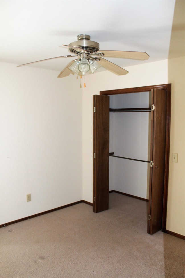 Building Photo - 707 S Foster Ave