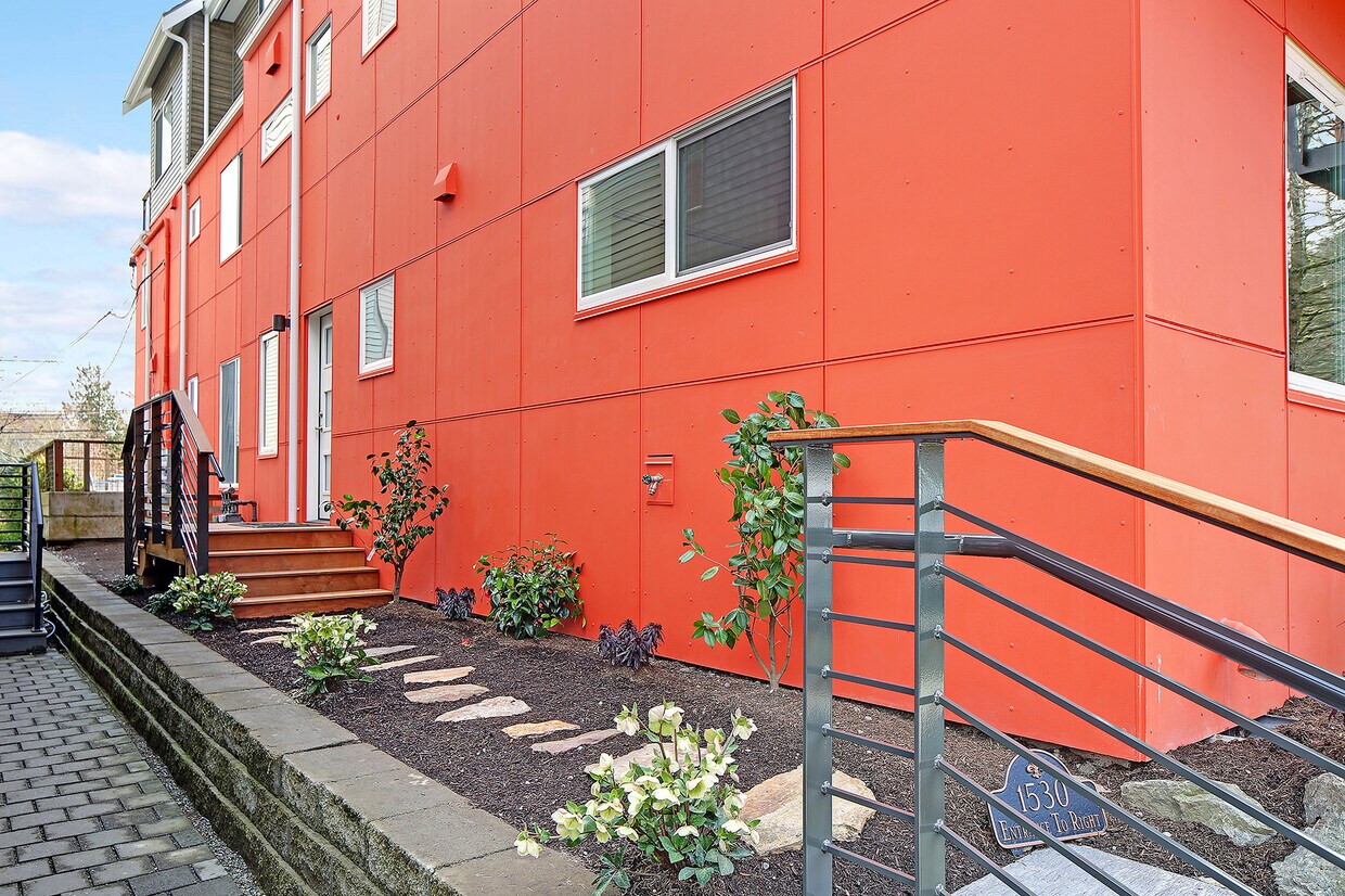 Primary Photo - 1530 15th Ave E