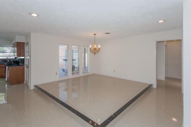 Building Photo - 1419 Warwickshire Dr