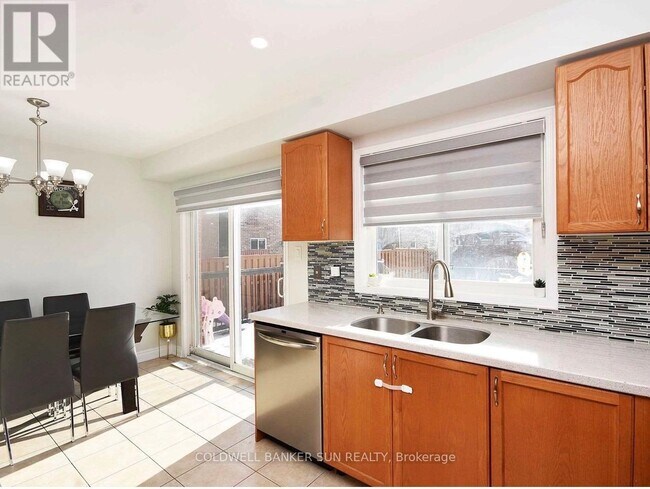 Building Photo - 94 Crown Victoria Dr