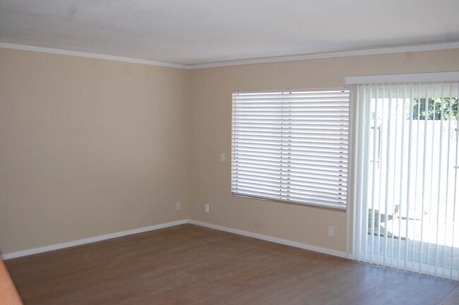 Foto del edificio - 6401 Glenfox Dr