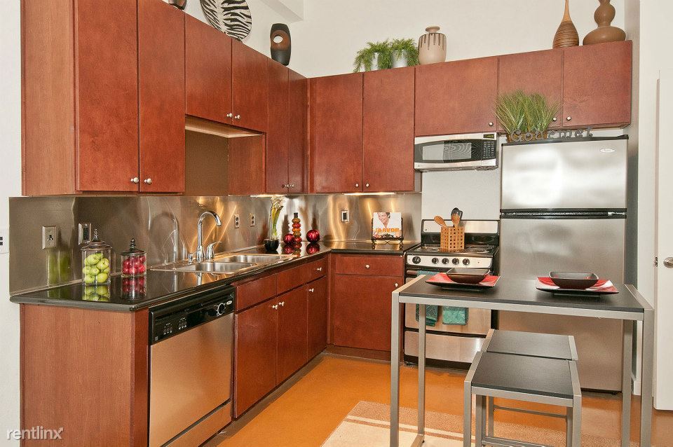 Foto principal - 118 E Riverside Dr