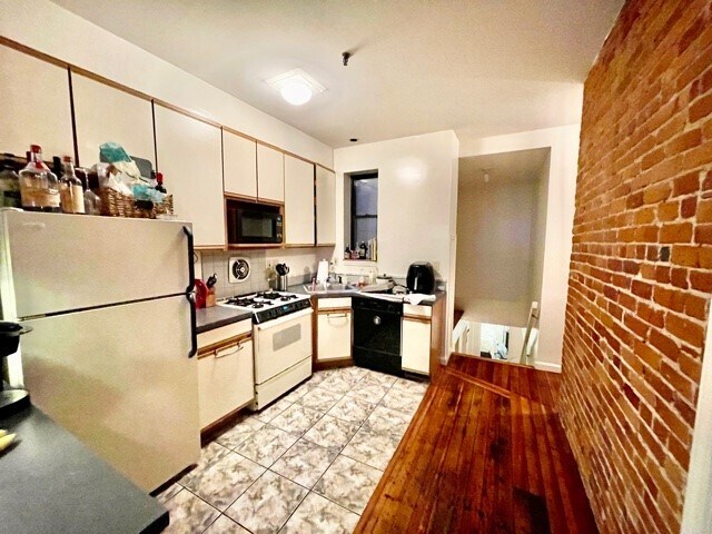 Foto del edificio - 492 Commercial St