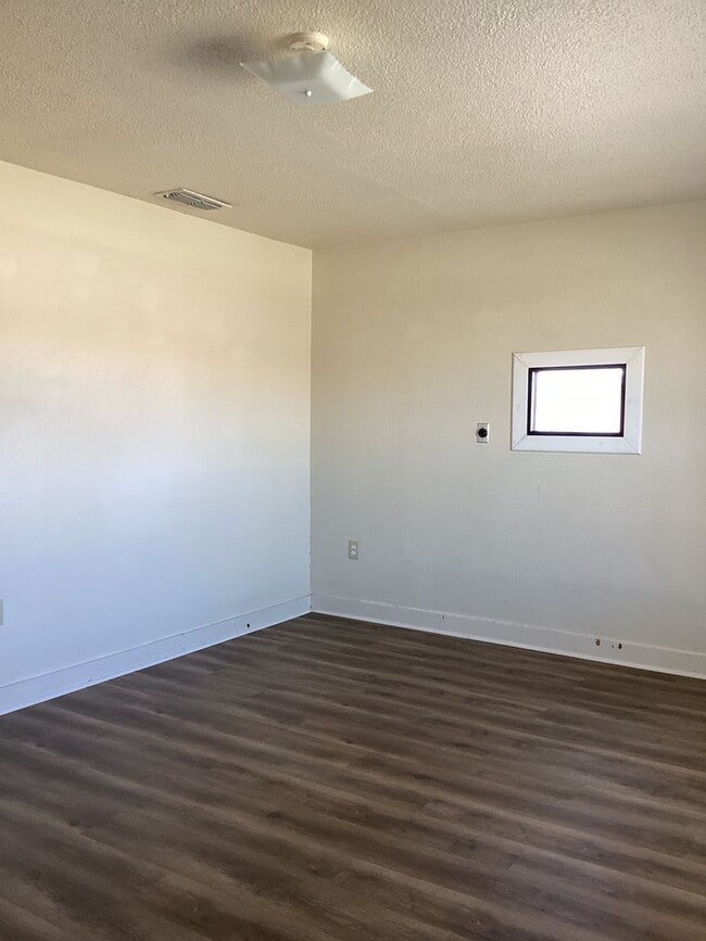 Building Photo - Charming 2 Bed 1 Bath Home Located in Port...