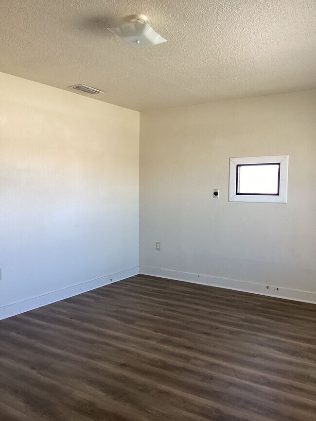 Foto del edificio - Charming 2 Bed 1 Bath Home Located in Portales!  Small Dogs and/or Cats Upon Approval!