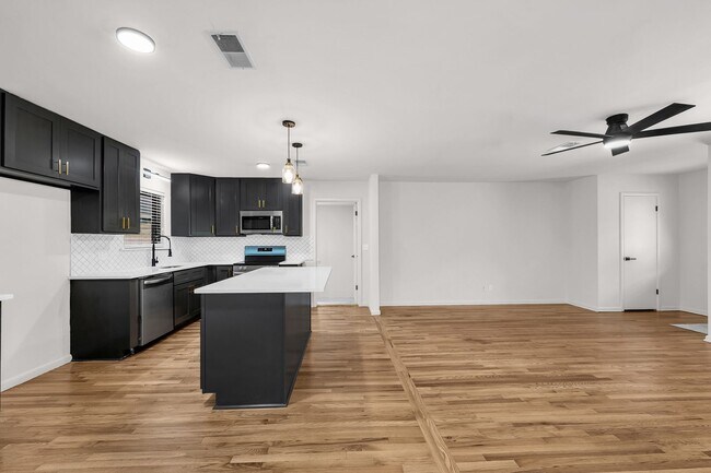 Building Photo - Newly remodeled 3-bedroom, 2-bath home