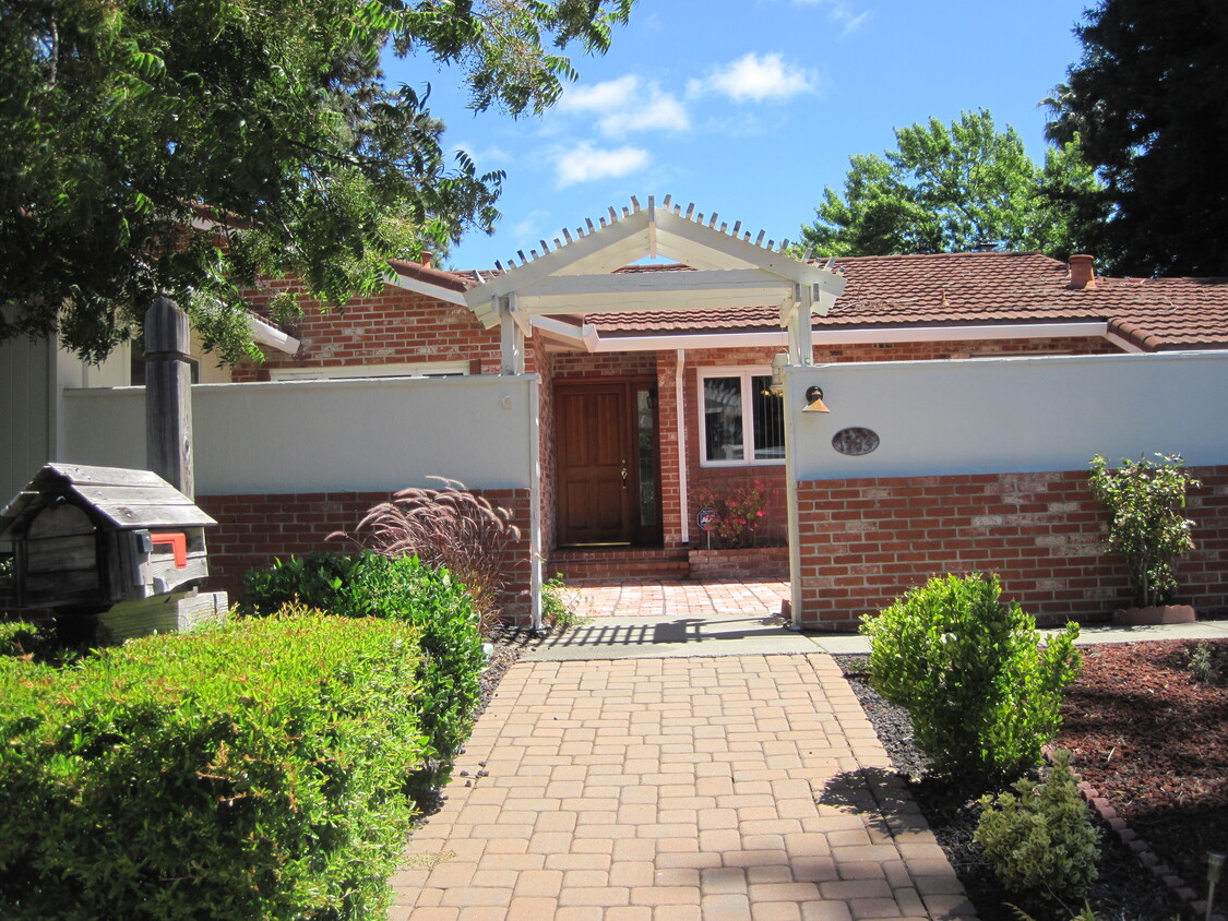 Primary Photo - 1794 Crescent Dr