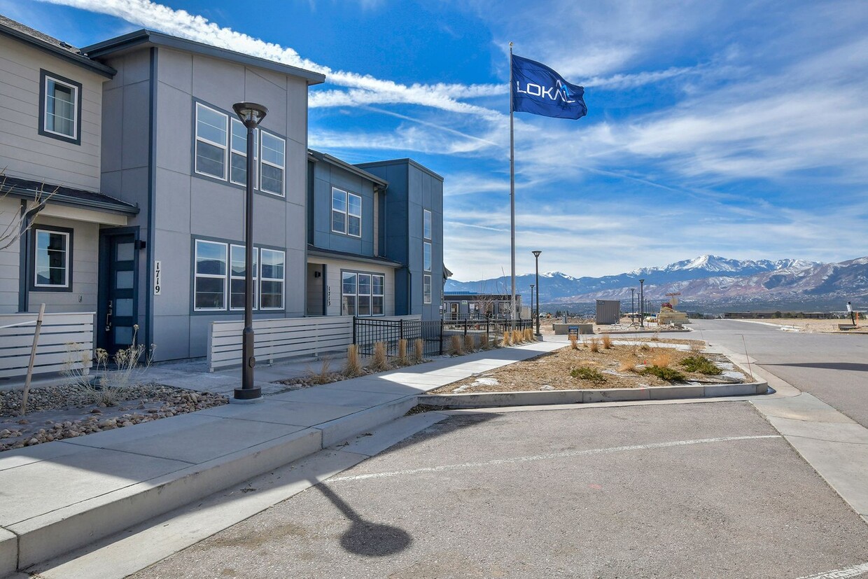 Primary Photo - Gorgeous Townhome at Victory Ridge!