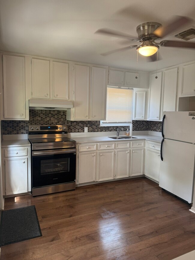 Kitchen - 4829 Jean St