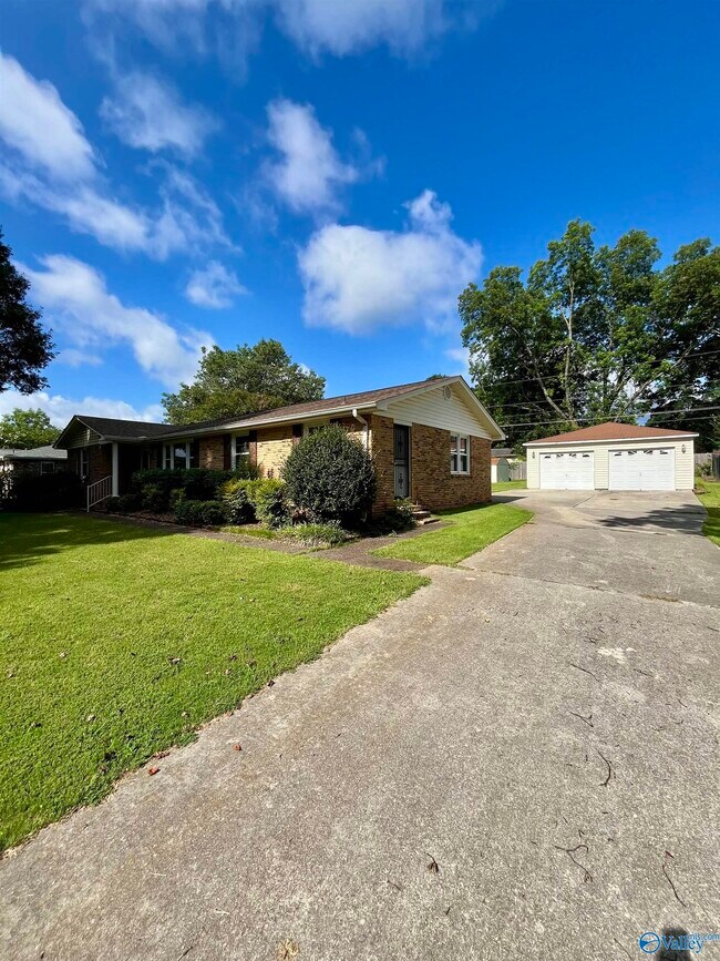 Building Photo - 415 Harolds Dr NW