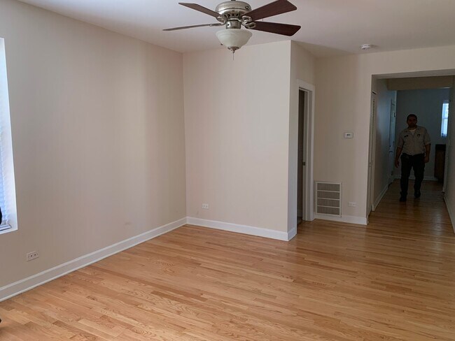 Building Photo - 7404 N Damen Ave