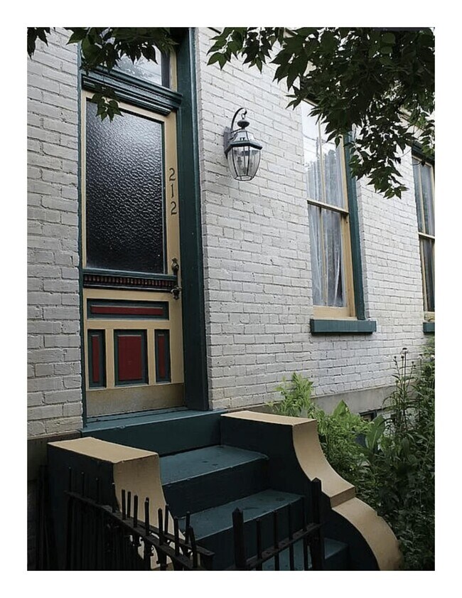 Building Photo - 212 E 5th St
