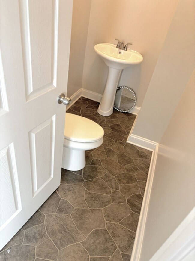 Building Photo - Nice 3 Bedroom, 1 Bathroom Home – Availabl...