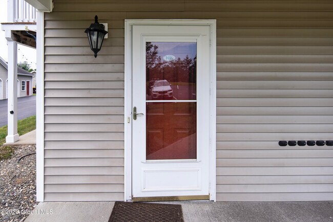 Foto del edificio - 108 Evergreen Pl