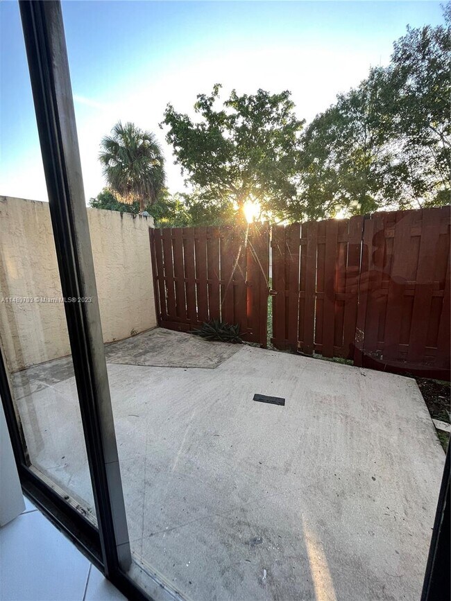 Foto del edificio - 3281 E Golf Blvd