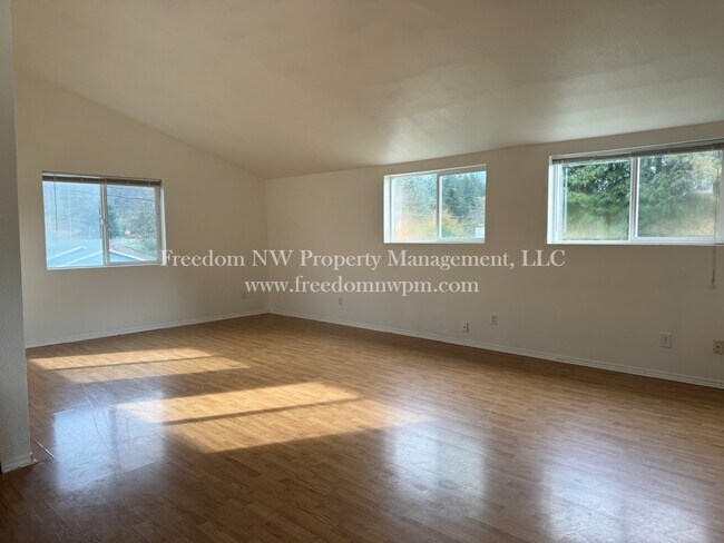 Building Photo - 489 Huston St S