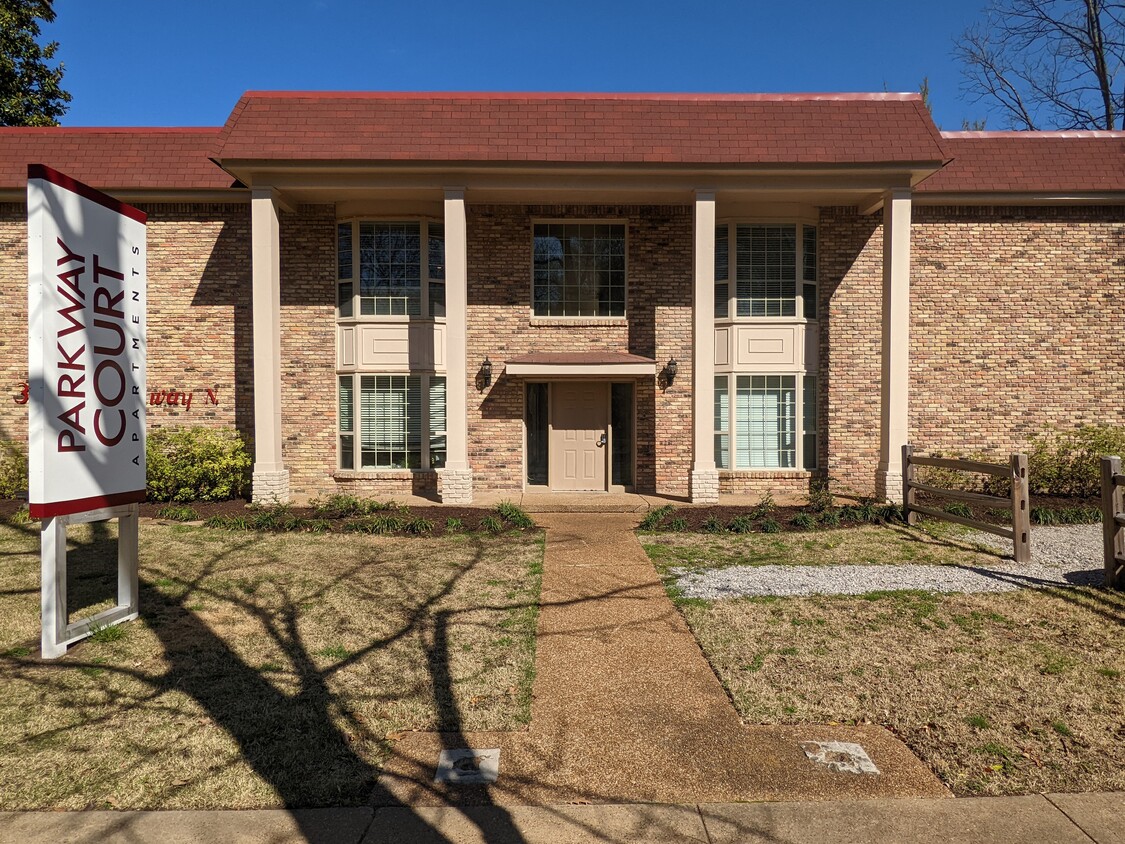 Parkway Court Apartments - East Parkway Apartments