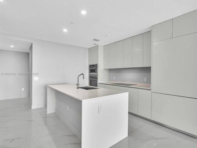 Foto del edificio - 700 NE 24th St