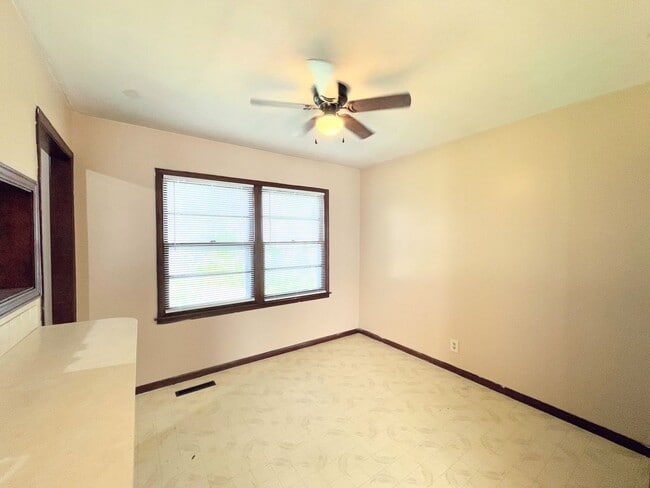 Building Photo - 1427 N Harding Ave