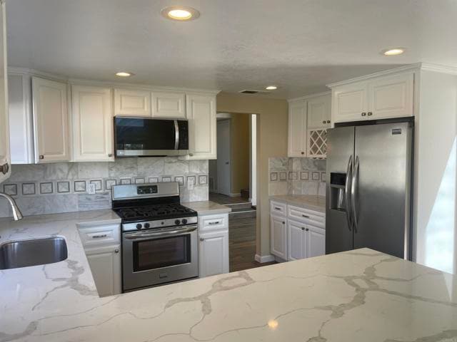 Building Photo - 2415 Levante St