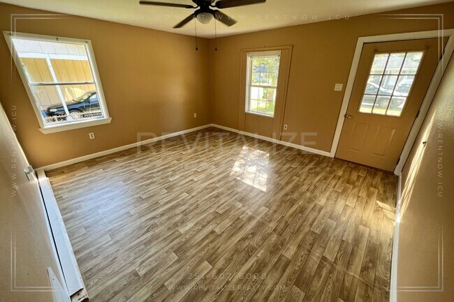 Building Photo - ***$0 DEPOSIT!!**  3 Bedroom/1 Bathroom Ho...