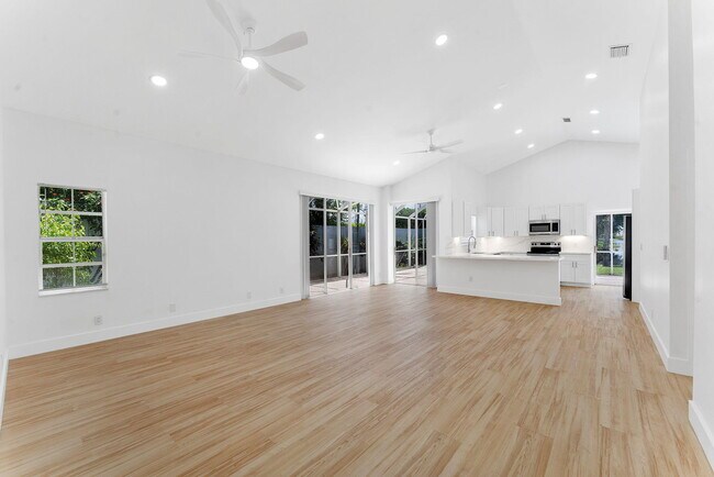 Building Photo - 897 Dickens Pl