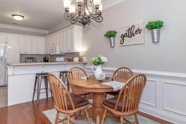 Dining room - 434 Bowen Fls