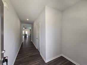 Building Photo - 517 Sandy Holw Dr