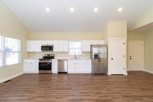 Building Photo - RnR Duplex SoBro