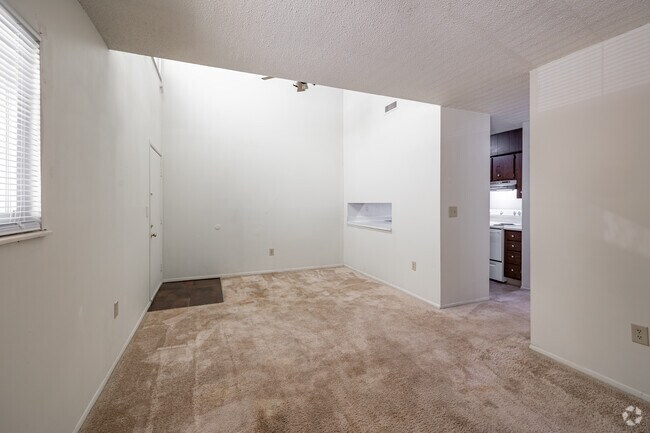 Piso superior de 2 habitaciones y 1 baño - 645 pies cuadrados - Sala de estar - College Grove