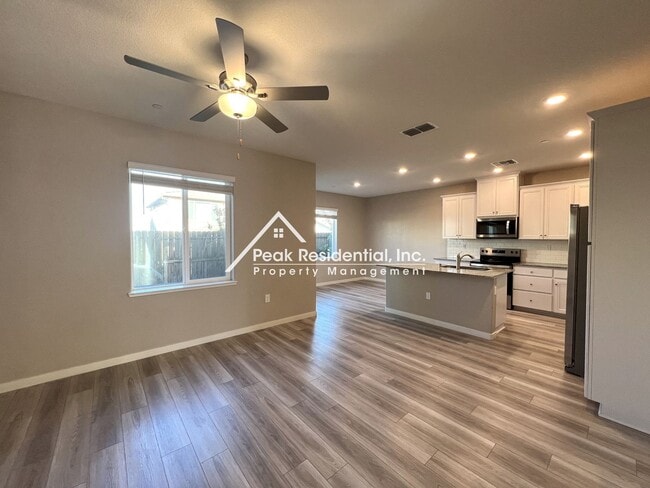 Building Photo - Updated Lincoln 4bd/2.5ba House With 2 Car...