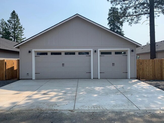 Building Photo - Beautiful home in Sisters
