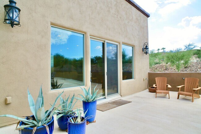 Foto del edificio - Mountain and City Views from this Furnished Rental!