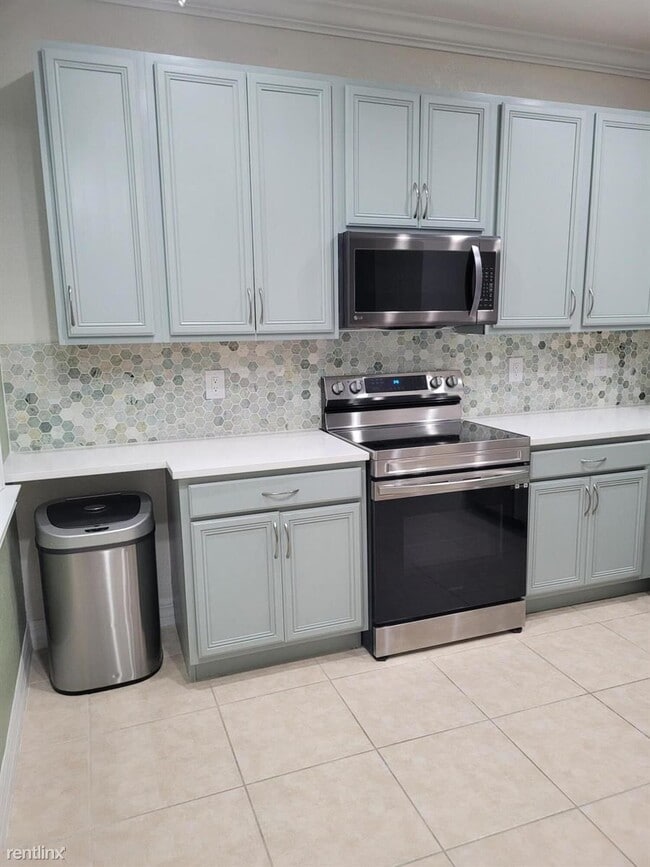 Building Photo - 4 br, 3.5 bath Townhome - 964 NW 18th Ave