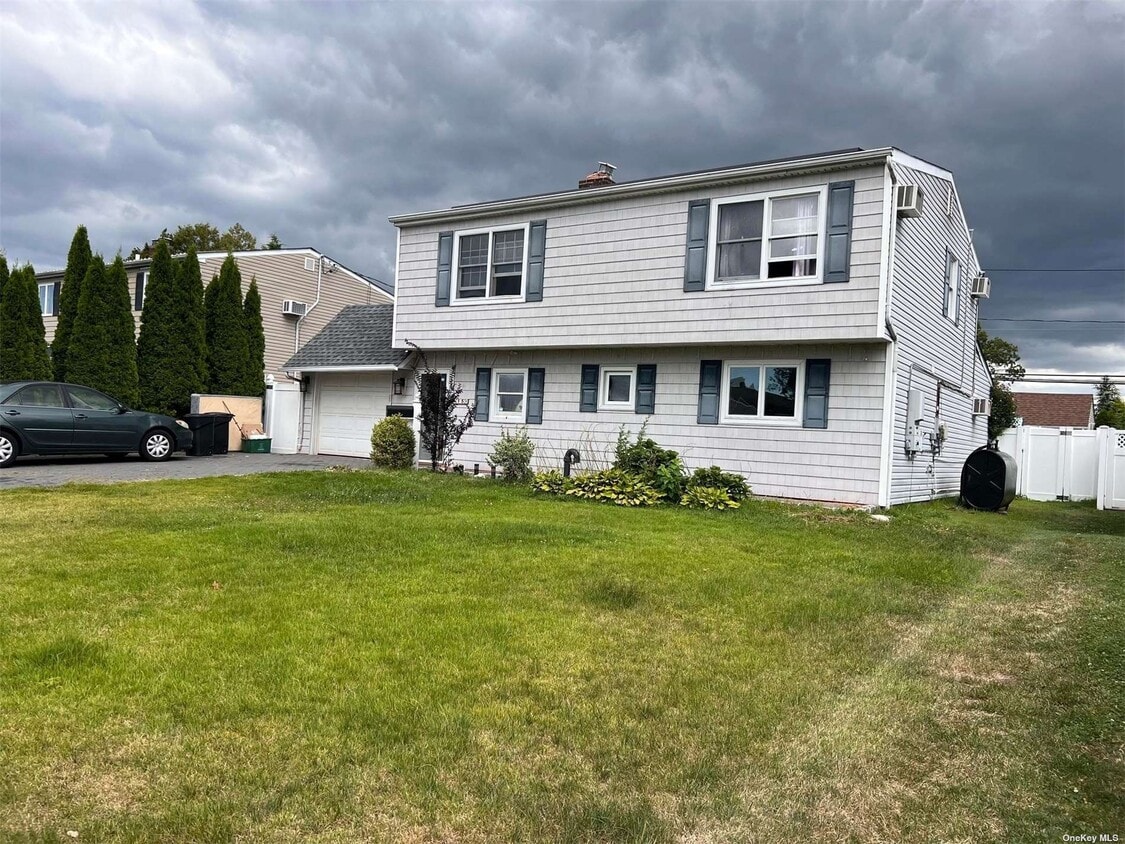 15 Wafer Ln, Wantagh, NY 11793 House Rental in Wantagh, NY