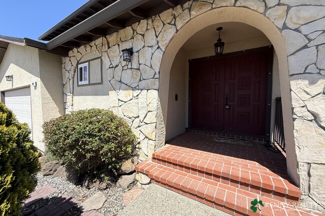 Foto del edificio - Spacious 5-Bedroom Home with Large Backyard in San Bruno