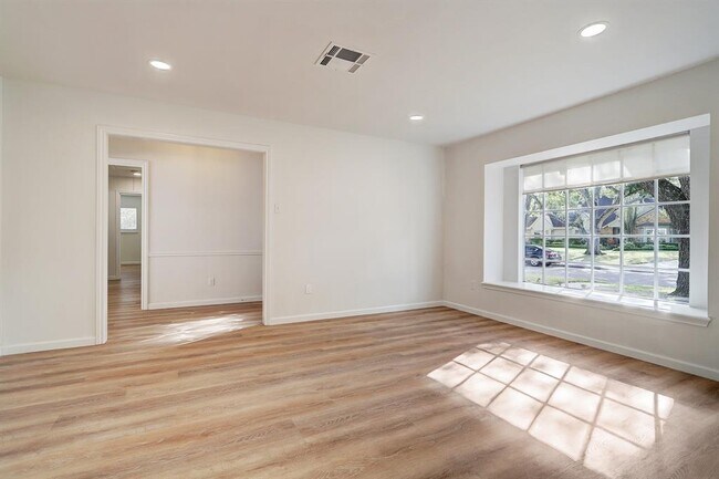 Building Photo - 818 Frostwood Dr